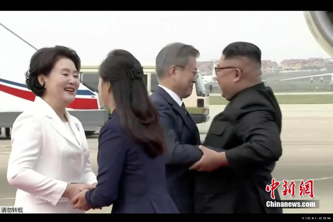 韩国总统文在寅抵达朝鲜 金正恩在机场迎接